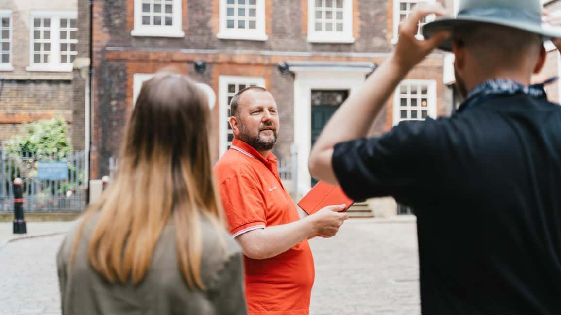 London: Historic City Walking Tour(& Rooftop Garden Access<em>) – Key things I’d bet you’ll care about’ /></p>
<ul>
<li><strong>Rooftop garden finish on Sun/Mon</strong>: Garden at 120 gives you sweeping London skyline views, with a possible short wait.</li>
<li><strong>City of London boundary clues</strong>: You’ll see the Temple Bar marker that shows where the City’s fiscal/government districts begin.</li>
<li><strong>Old meets official</strong>: RAF history at St. Clement Danes, then straight into major institutions like the Bank of England and the Royal Exchange.</li>
<li><strong>London’s bridges with context</strong>: You’ll walk the Thames crossings and understand the difference between London Bridge and Tower Bridge.</li>
<li><strong>Enough variety to stay awake</strong>: Churches, courts, historic pubs, gold vaults, and a UNESCO fortress in one route.</li>
<li><strong>Guides who tell stories well</strong>: Names like Maggie, Lucas, Carolina, Matt, and Margaret show up for strong storytelling and easy, engaging explanations.</li>
</ul>
<h2 id="walking-the-city-from-roman-roots-to-modern-power">Walking the City from Roman roots to modern power</h2>
<p><img width="1155" height="650" decoding="async" src=