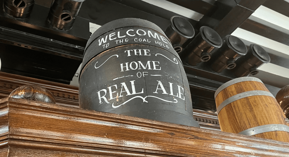 London: Historic London Pub Walking Tour - Four historic pubs and that 800-year-old seating advantage