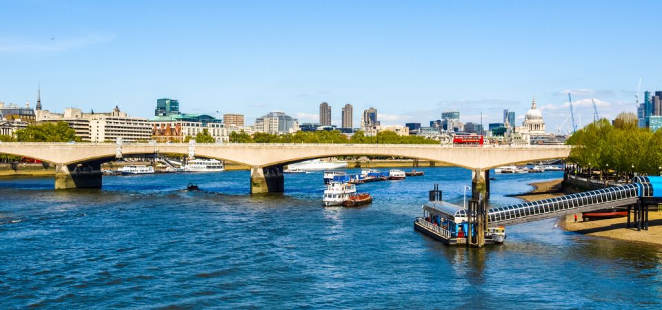 London: Historical Walking Tour in Westminster with an APP - Ending at Buckingham Palace and the quick St James’s Palace stop
