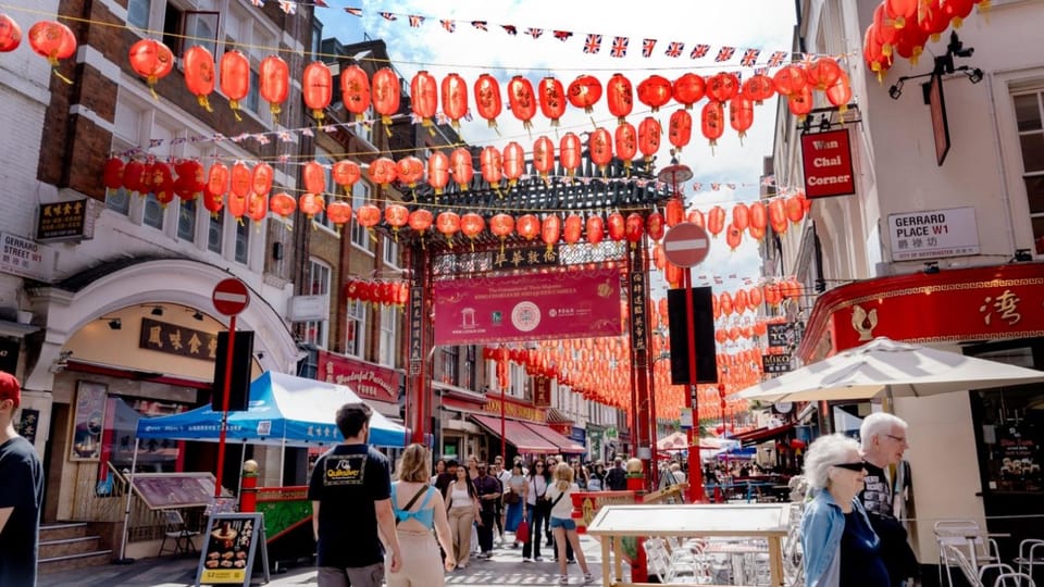London: Hop-On Hop-Off Pass with Thames River Cruise 24 Hrs - Park and Palace loop: Hyde Park, Kensington Palace Gardens, and West London strolling energy