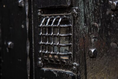 London: Jack The Ripper and Sherlock Holmes Bus Tour - Old Bailey stops: where public hangings once happened