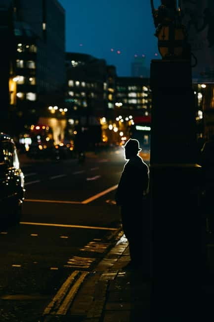 London: Jack the Ripper Tour and Underground Prison in Spanish - Spitalfields and the Ten Bells: where the mood tightens