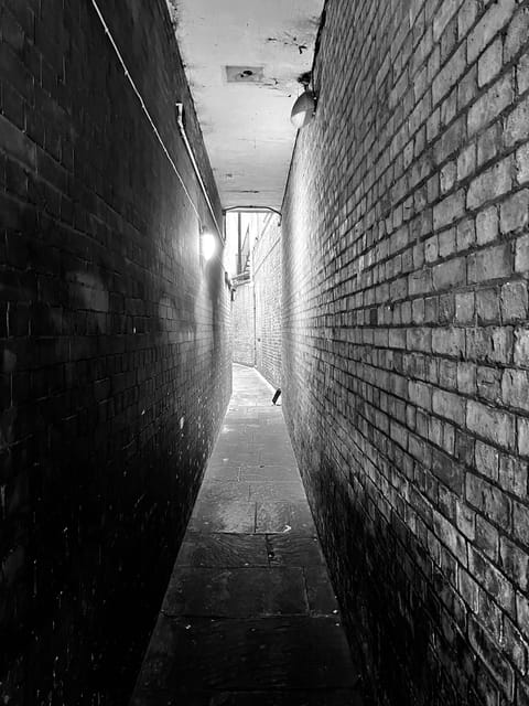 London: Jack the Ripper Tour and Underground Prison in Spanish - Where Jack’s story meets medieval streets