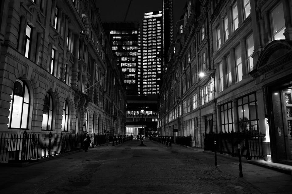 London: Jack the Ripper Tour and Underground Prison in Spanish - Smithfield Market: medieval London in motion
