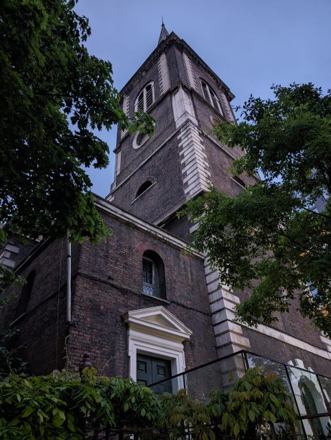 London: Jack the Ripper Tour in Spanish - Finding Your Guide at Whitechapel Gallery (and Getting Oriented Fast)