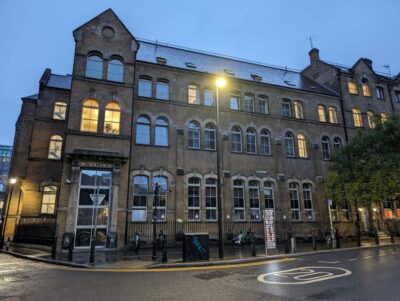 London: Jack the Ripper Tour in Spanish - Storytelling with Archival Photos and Case Replicas