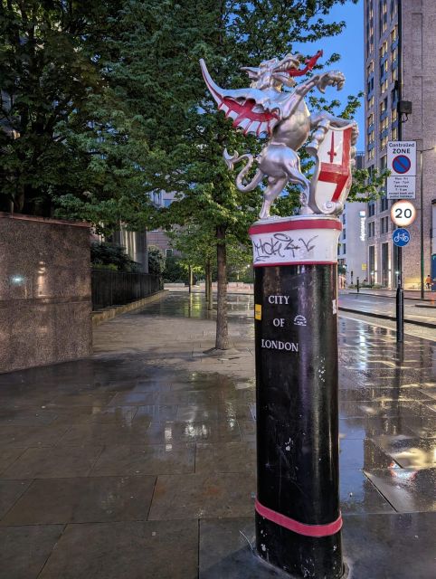 London: Jack the Ripper Tour in Spanish - Mitre Square: the point where you start to “read” the route