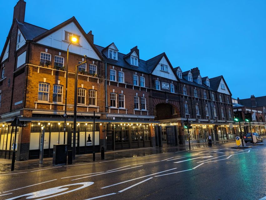 London: Jack the Ripper Tour in Spanish - Goulston Street and Lilian Knowles House: where listening feels intentional