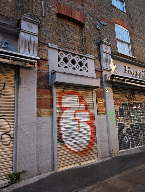 London: Jack the Ripper Tour in Spanish - The Ten Bells and Spitalfields Market: finishing in a living neighborhood