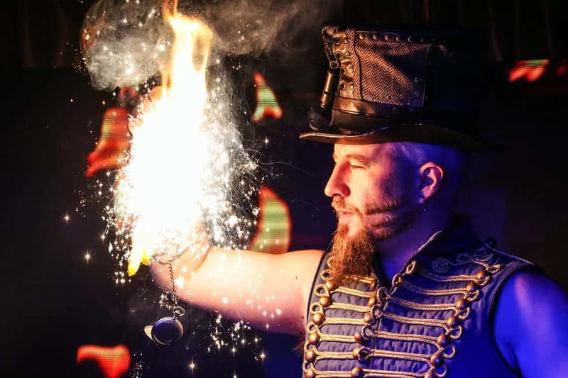 London: Kabaret Exposé - Before you go: dress code and the flashing-lights reality
