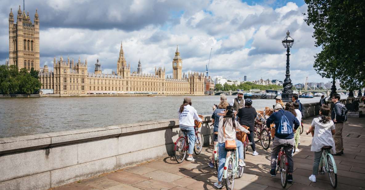 London: Landmarks & Secrets Bike Tour with Pub & Street Art - St James’s Park to Buckingham Palace: royal sights with a reality check