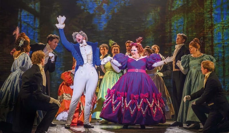 London: Les Misérables and 3-Course Meal & Sparkling Wine - A 5pm dinner-to-curtain plan that fits West End pace