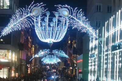 London Magical Christmas Walking Tour with Guide - Mayfair and the West End theatres: upscale streets plus grand entrances