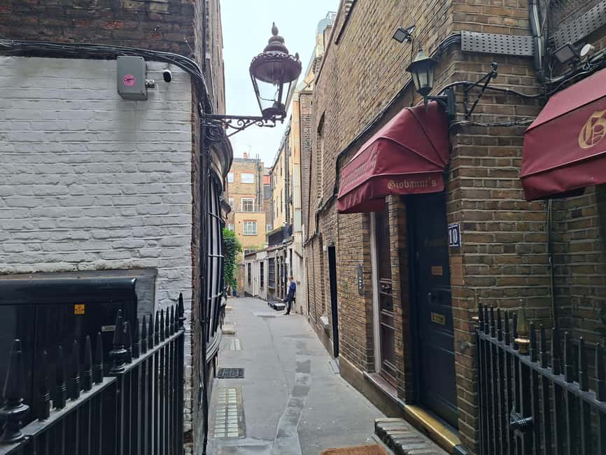 London: Mary Poppins Walking Tour - Meeting at Temple Tube and how the pacing feels
