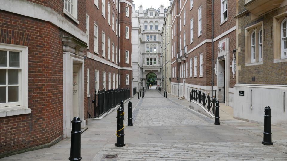 London: Mary Poppins Walking Tour - Bird lady corner steps and the fun photo beat