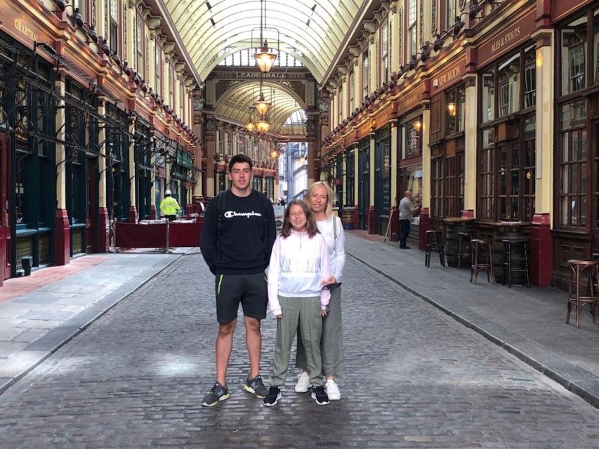 London: Monuments & Back Streets Guided Tour in Black Taxi - Trafalgar Square and Piccadilly Circus: Classic London, Plus a Short Walk