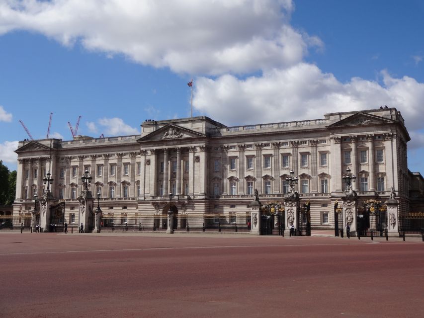 London Must-See 3 Hours Walking Tour - 10 Downing Street, Horse Guards Parade, and Trafalgar Square: ceremony meets public space