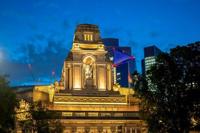 London Night Tour See the City Lights - The guided route: how the bus turns lights into a coherent story
