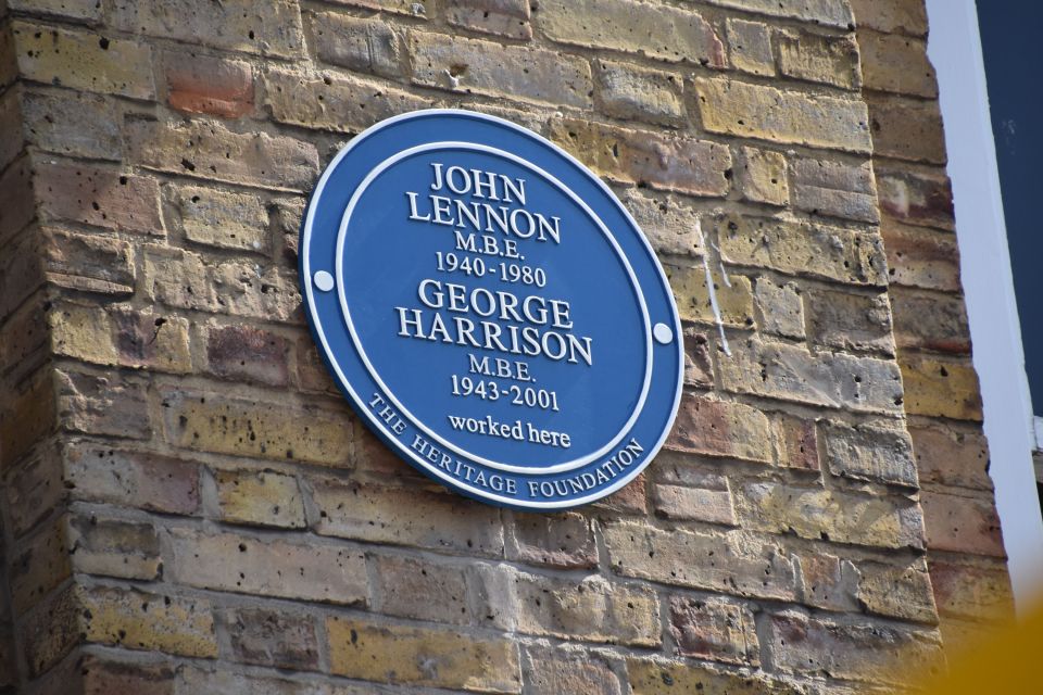 London: Private Beatles Taxi Tour - Abbey Road Studios shopping stop: yes, there’s time to linger