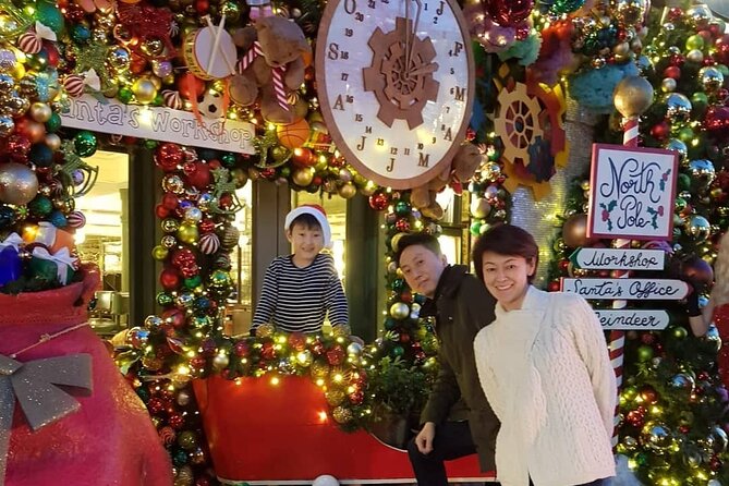 London Private Christmas Lights Taxi Tour with Pick Up - Carnaby Street lanes: lights plus local flavor
