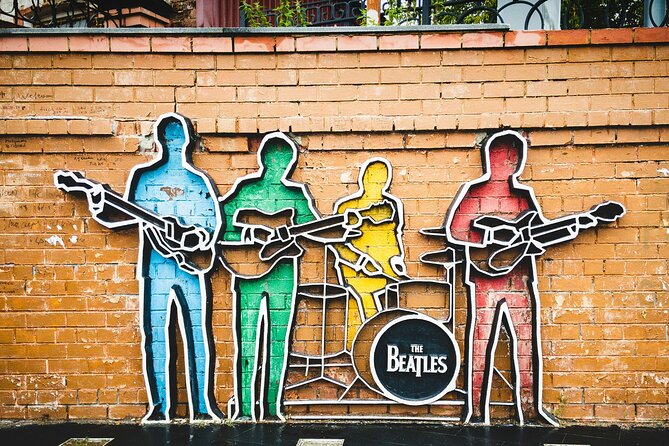 London Private Rock and Roll Tour with Pick Up - Carnaby Street: rooftop-concert site views and photo time