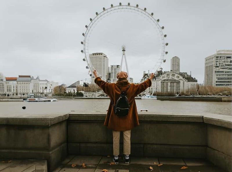 London: Private travel vacation photoshoot -Romantic Special - Meeting at Boadicea and Her Daughters: your landmark anchor