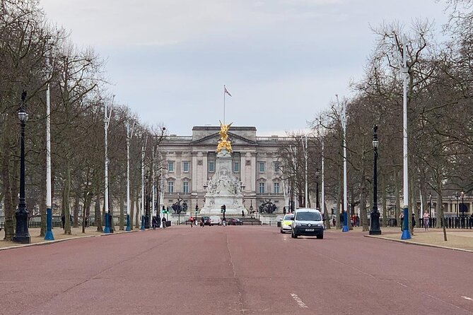 London Private Walking Tour with Brazilian Portuguese Guide - Westminster Abbey outside: classic views, and what to do if you want to enter