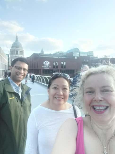 London Private Welcome Tour with a Local Guide - How the Customized Route Feels: From Buckingham Palace Area to Side Streets