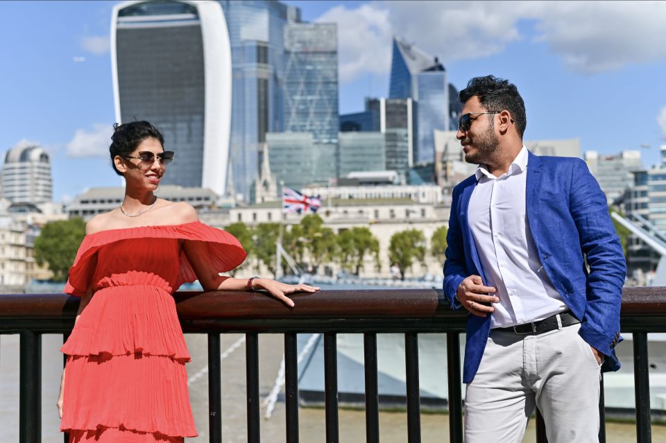 London: Professional Private Photoshoot and Edited Photos - Tower Bridge and the Thames: 30 minutes plus walking time