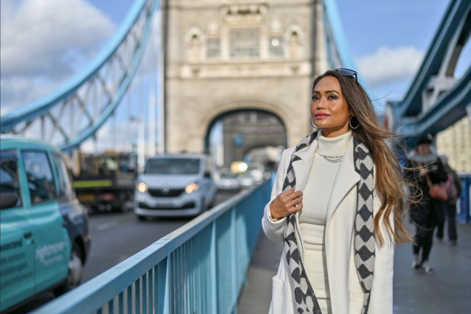 London: Professional Private Photoshoot and Edited Photos - Meeting at Caffè Nero near St Pauls station