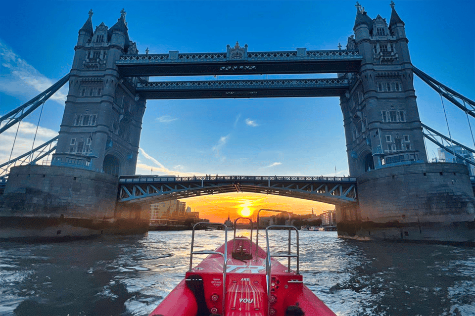 London: River Thames Sunset Speedboat Experience with Drink - Why this Thames sunset speedboat feels different from a standard cruise