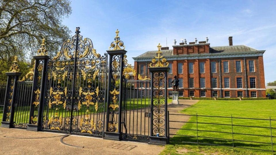 London: Royal Kensington Guided Walking Tour - Meeting Knoots Coffee Shop: Easy Start, Good Orientation