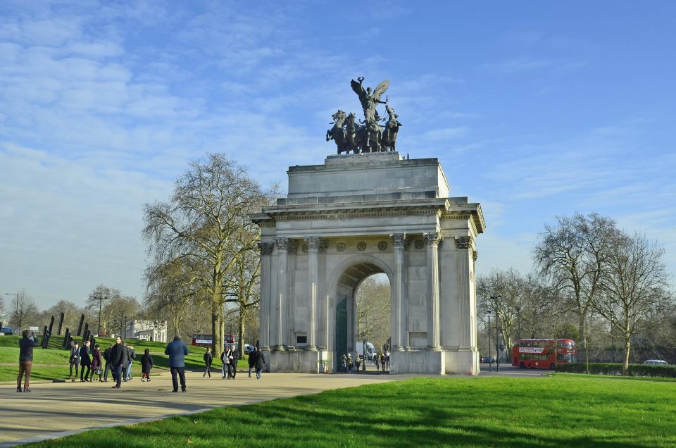 London Royal Tour - Buckingham Palace Entry - 12 guests 2,5h - Commonwealth Memorial Gate and the Queen Victoria Memorial