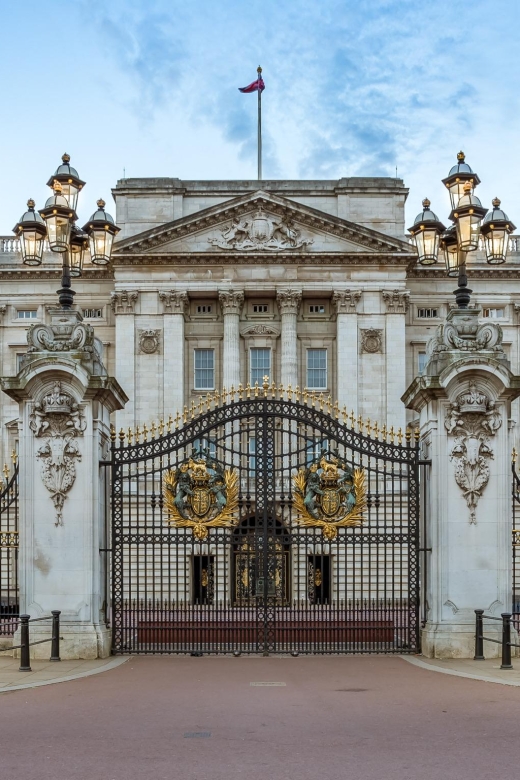 London Royal Tour - Buckingham Palace Entry - 12 guests 2,5h - Hyde Park Start at the Lodge Café: Henry VIII’s Old Hunting Ground