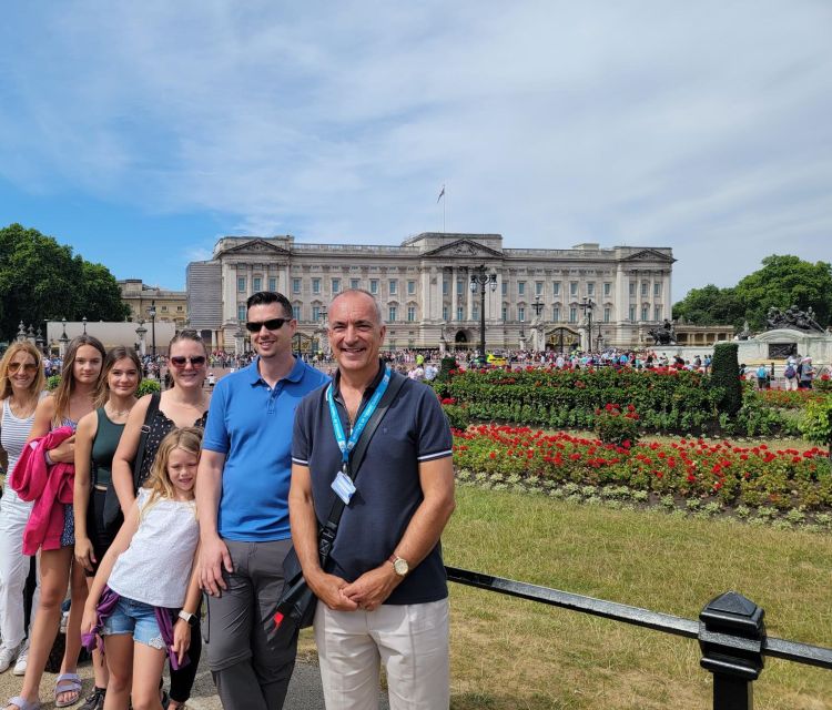 London: Royal Walking Tour and Buckingham Palace Audio Tour - Meet at St James Square: start where the stories begin