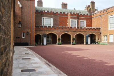 London: Royal Walking Tour with Guard Change & Royal Mews - The Guided Walk Through Royal Addresses: Green Park, Clarence House, St James’s Palace