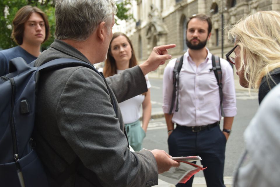London: Serial Killers of London Guided Walking Tour - Pace, Questions, and Group Dynamics Across Ages