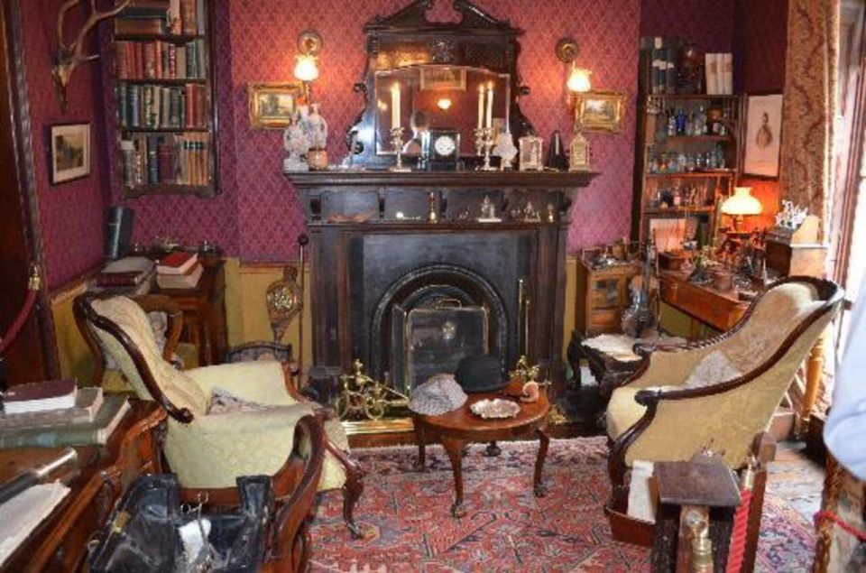 London: Sherlock Holmes Museum & Westminster Walking Tour - How the guides make it feel personal (and not robotic)