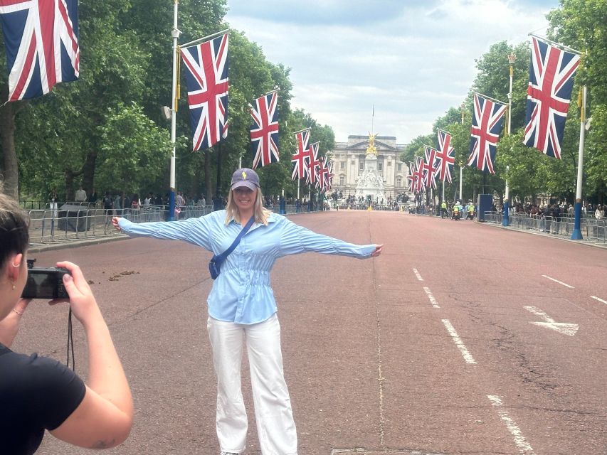 London: Sightseeing Black Cab Tour with Hotel Pickup - Tower of London to Westminster Abbey: how the loop makes sense