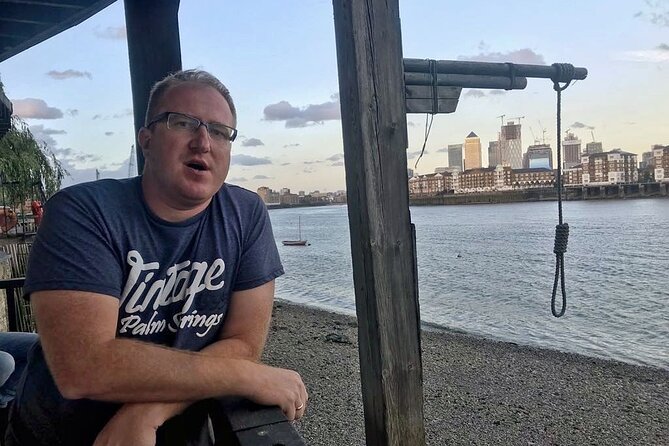 London Small Group Tour: The Pirate Pubs of Old London Half-Day - Stop 2: River Thames views and the Thames Tunnel engineering flex