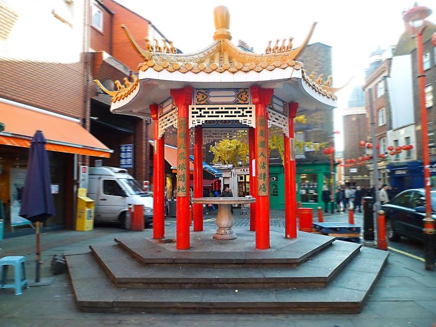 London Soho District - Guided Walking Tour 12 guests 2,5h - Soho Square and the LGBT scene: history alongside nightlife