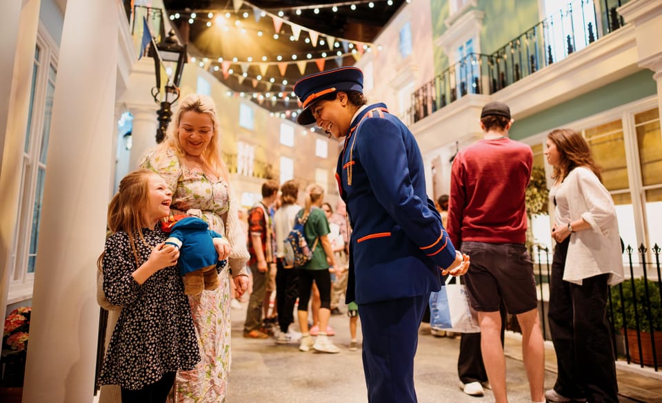 London: The Paddington Bear Experience - Entering the world: the Paddington Station train-carriage start