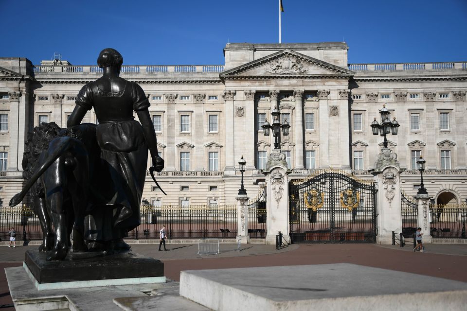 London: Top 30 Sights Walking Tour and Clink Prison Entry - A 6-hour plan that hits the classics fast (without feeling random)