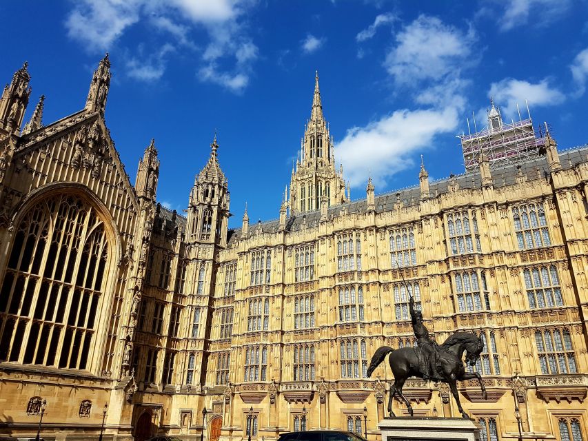 London: Top 30 Sights Walking Tour and Clink Prison Entry - Green Park to Buckingham Palace: the royal route, with one big catch