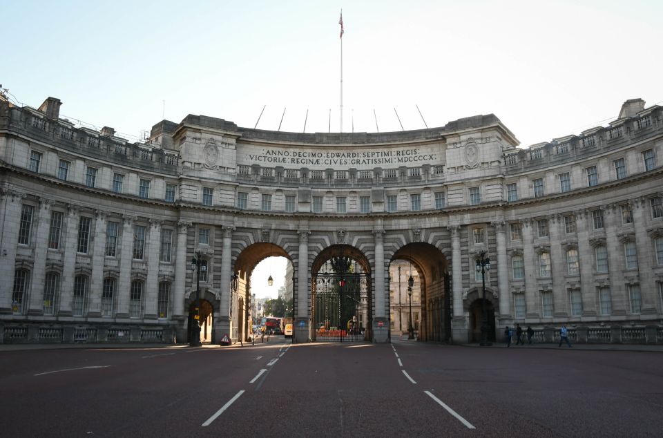 London: Top 30 Sights Walking Tour and London Dungeon Entry - A metro hop that keeps momentum: Southbank Centre and St Paul’s