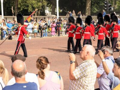 London: Top 30 Sights Walking Tour and Tower of London Entry - Green Park to Buckingham Palace: Changing of the Guard on select days