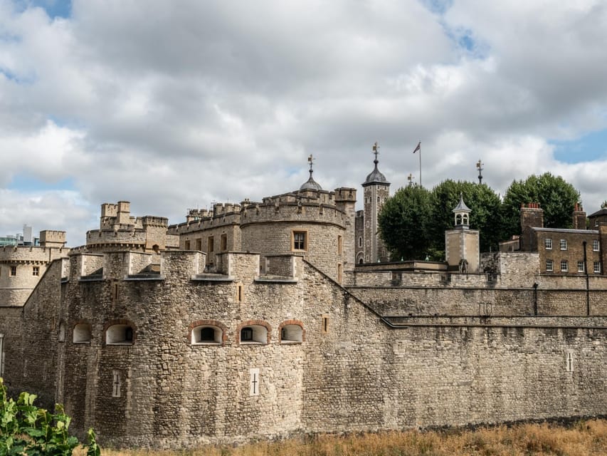 London: Top 30 Sights Walking Tour and Tower of London Entry - Inside the Tower of London: Beefeaters, ravens, and the Crown Jewels