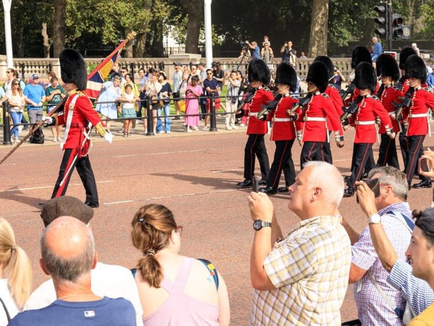 London: Top 30 Sights Walking Tour and Tower of London Entry - Green Park to Buckingham Palace: Changing of the Guard on select days