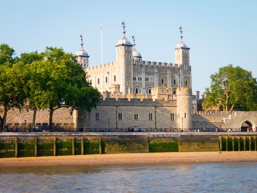 London: Tower of London Guided Tour with Crown Jewels Option - How the 3-hour Crown Jewels option is likely to feel