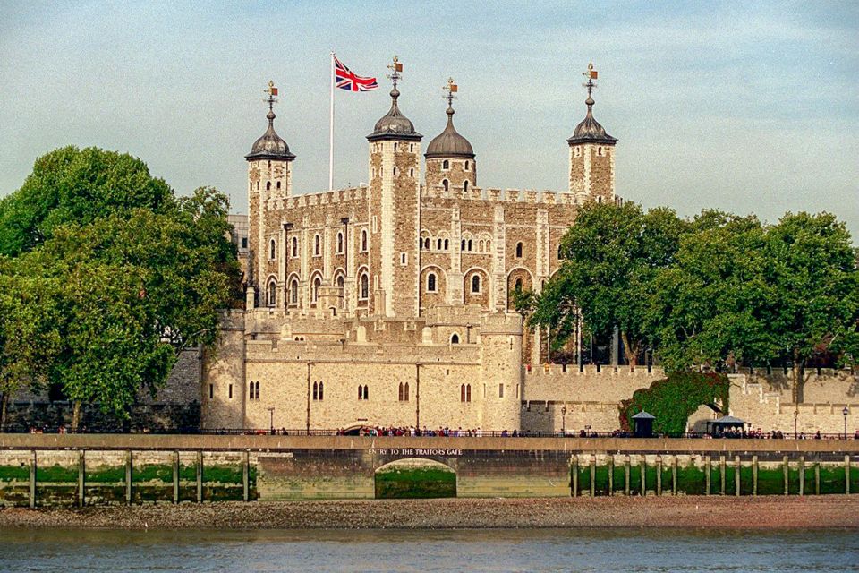 London: Tower of London, Thames Boat & Changing of the Guard - Westminster City walking tour: when you skip the ceremony